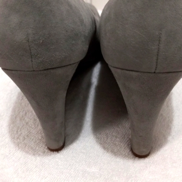 COPY - Banana Republic Sz 8.5 Grey Suede Wedges - Picture 4 of 8